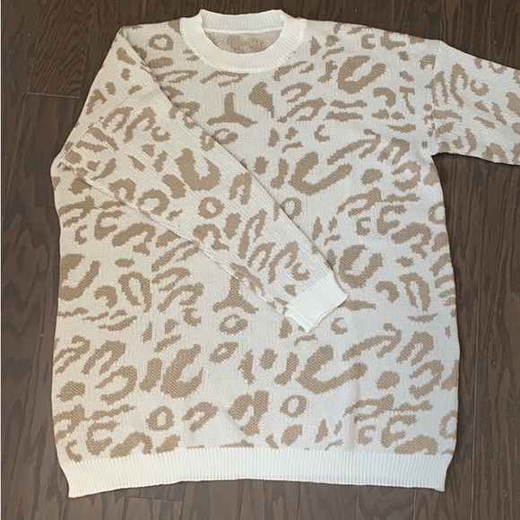 Amazon sweater perfect to wear with leggings and boots. Size M. - Picture 2 of 3